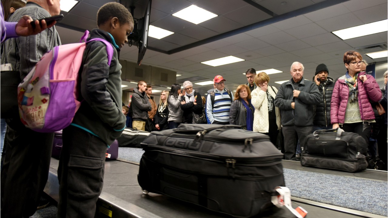 Ils perdent leur valise à l'aéroport et suivent son périple grâce